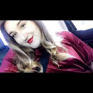 Meet your Posher, Xandra ❤️ @himandi on eBay